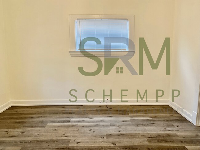 Building Photo - Updated Three Bedroom in West Louisville-Section 8 Accepted
