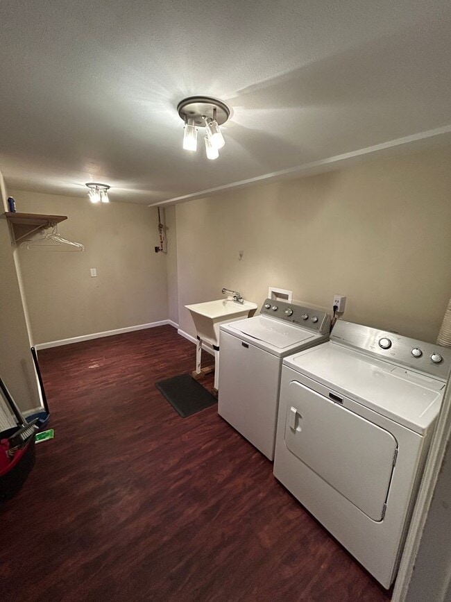 Building Photo - Large 3 bed, 2 bath house in South Seattle...