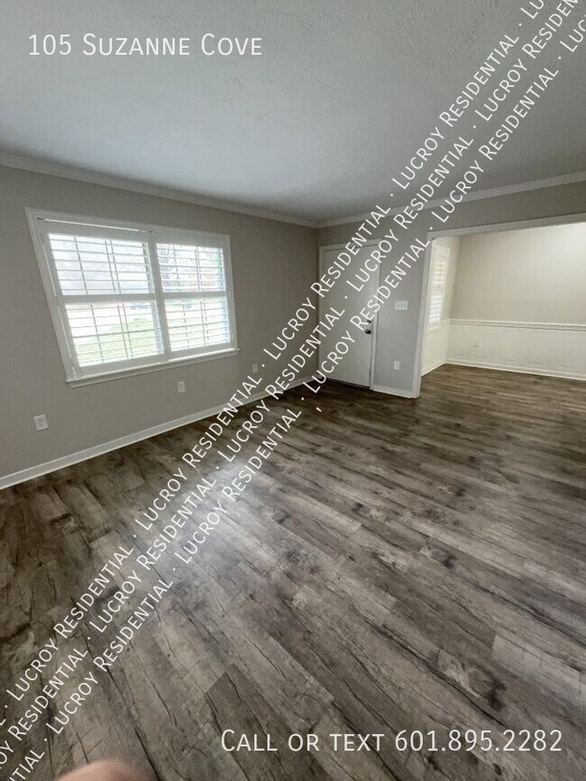 Building Photo - Updated 4-Bedroom Duplex with Fireplace in...
