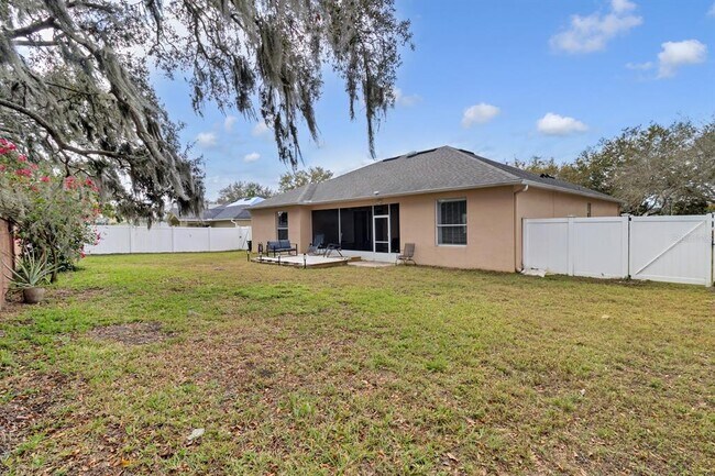 Building Photo - 1913 Lazy Oaks Loop