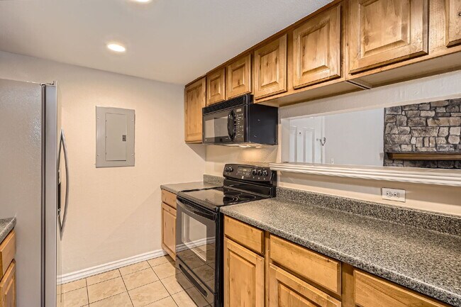 Building Photo - Spacious 1,177 sq ft 3-Bed / 2-Bath Condo ...