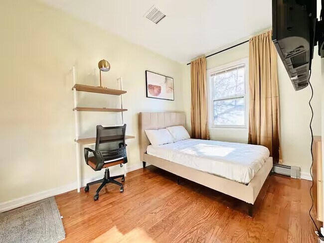 Building Photo - Furnished room/NOT APARTMENT