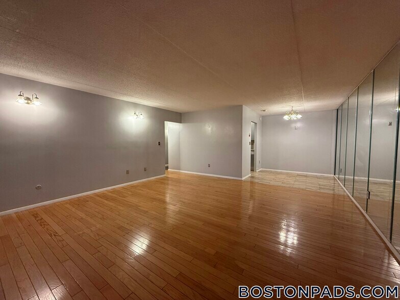 Building Photo - 50 Broadlawn Park