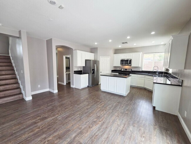 Building Photo - Spacious 3 Bed + Loft & Den with Soaring Ceilings