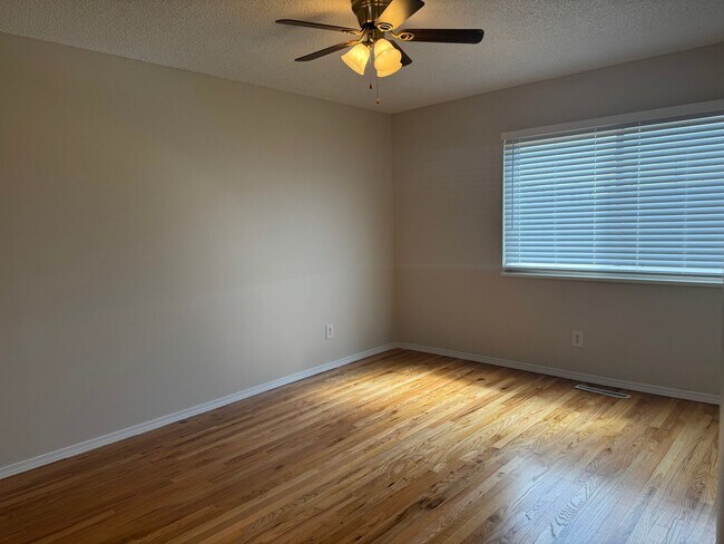 Building Photo - 5 bedroom, 3 bath, 2 car on acreage near t...
