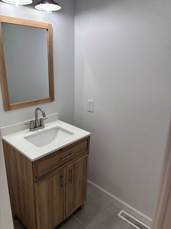 Building Photo - 60 Gingham Ln