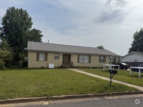 Building Photo - Spacious 3 Bedroom 3 Bath Available Fall 2...