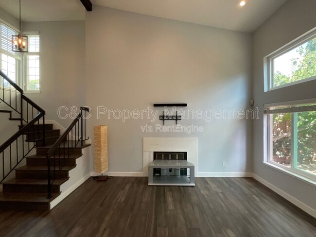 Building Photo - 915 Erie Cir
