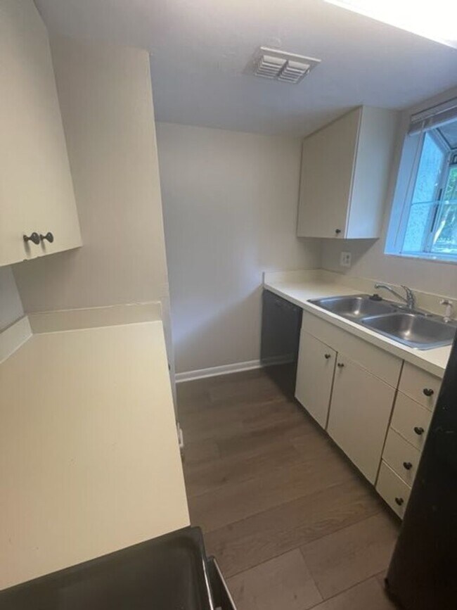 Building Photo - 3/2.5 Recently updated townhouse close to ...