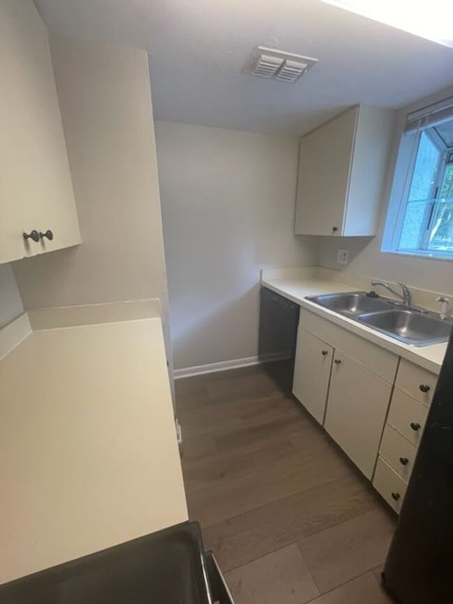 Building Photo - Updated 3 bed / 2.5 bath Townhome in Prime Gainesville Location