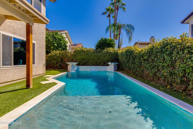 Building Photo - 2119 E New Bedford Dr