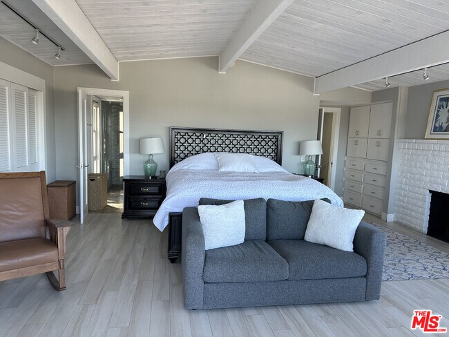 Building Photo - 200 Larsson St