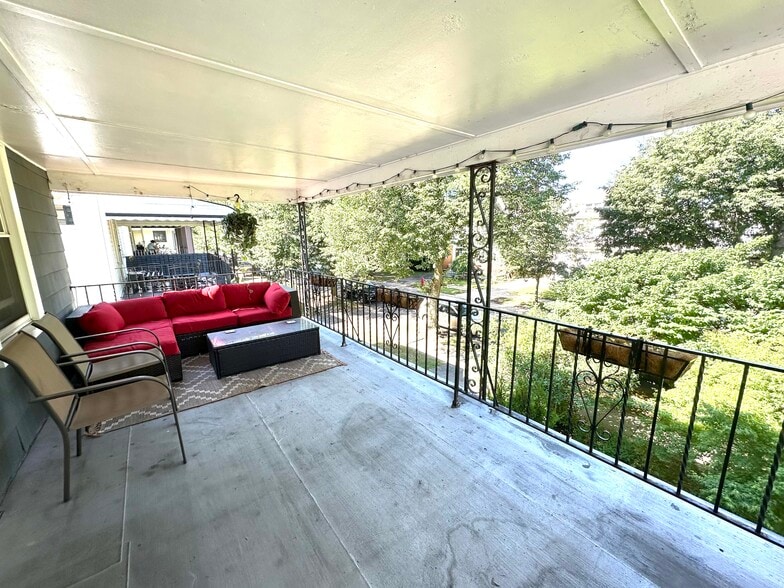Covered patio - 299 Wellington Rd