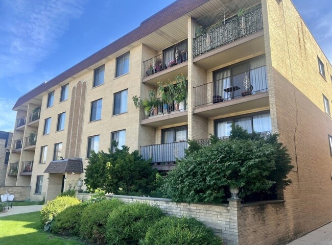 Building Photo - 5447 W Lawrence Ave