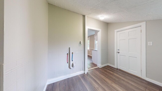 Building Photo - Clark/Fulton - 4 bed/1 bath - Single Family Home