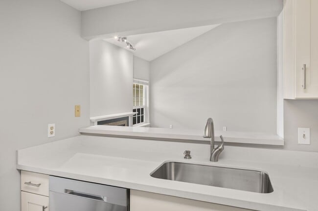 Building Photo - 2Bd/2Ba Woodinville Condo