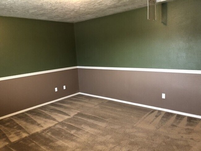 Building Photo - Walking distance to Settlers Park
