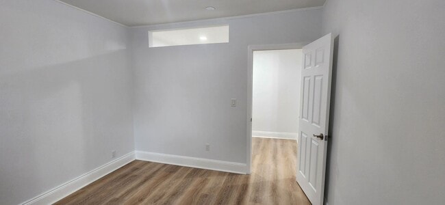 Building Photo - Great 1 Bed Close to The Green Line Available 1/1/26