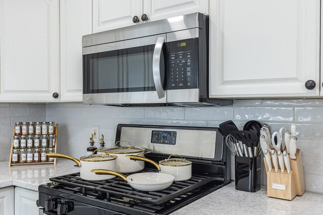 Building Photo - 831 Patchett St