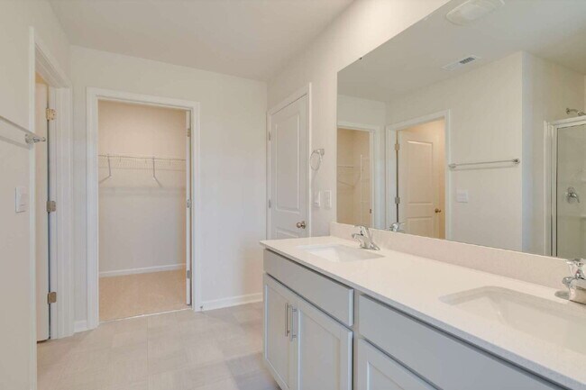 Building Photo - "Spacious 5-Bedroom Haven in Fuquay-Varina!"