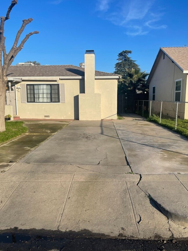Building Photo - Nice home for rent in Visalia with a pool