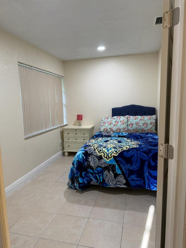 Building Photo - 5839 NW 16th St