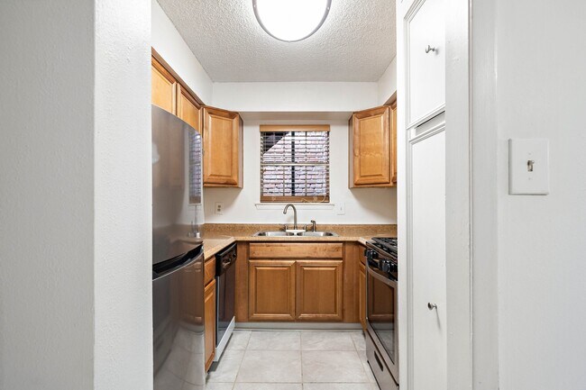Building Photo - 711 Holiday Dr