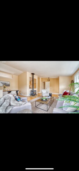 Building Photo - 3062 NW Kelly Hill Ct