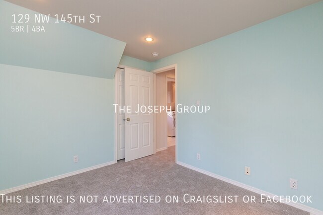 Building Photo - Beautiful 5 bed 3.5 bath in Seattle's Broa...