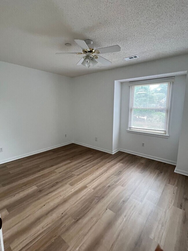 Building Photo - Beautiful waterfront condo on Lake Wylie!