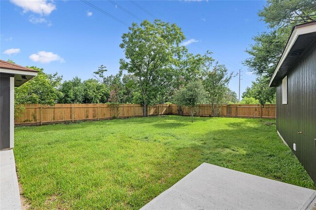 Building Photo - 8402 Pine Shores Dr