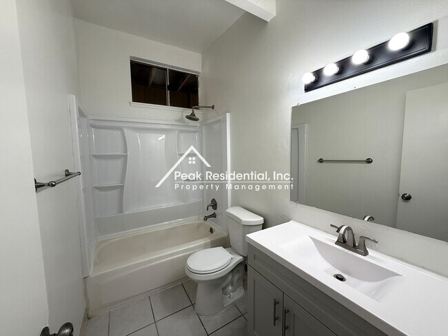 Building Photo - Mid-Century Modern 3bd/2ba Near Madison & ...
