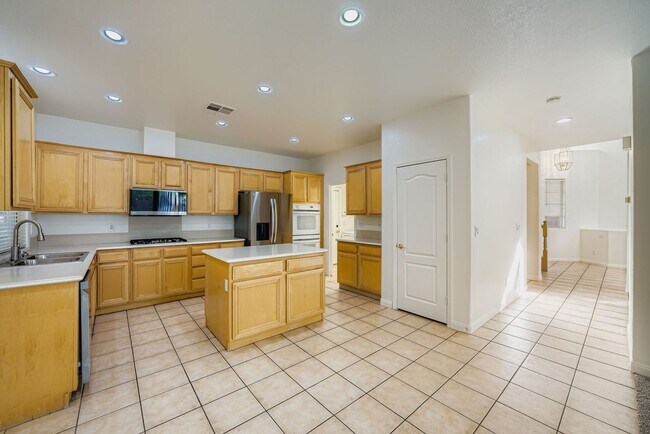 Building Photo - Newly remodeled 4 bedroom home!