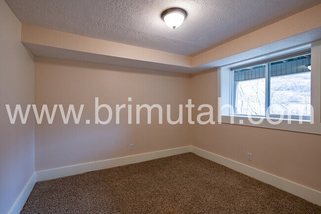 Building Photo - 105 Young Oak Rd