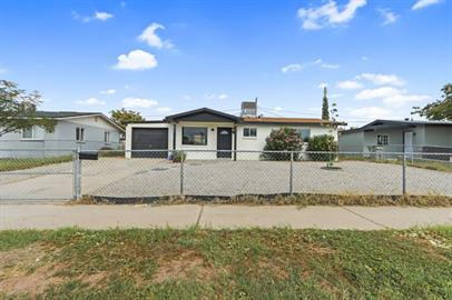Building Photo - 3 bedrooms 1 bathroom with all tile flooring