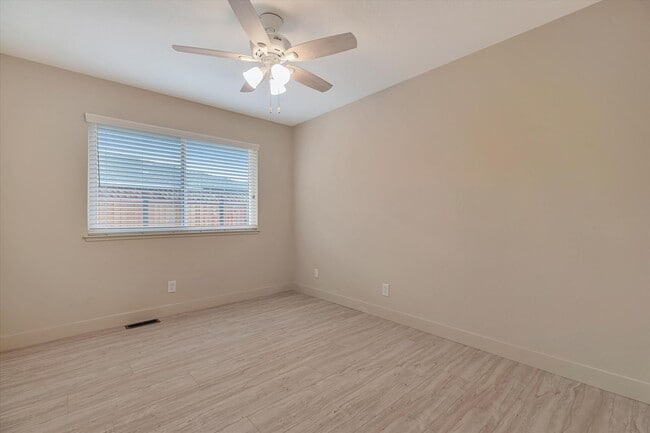 Building Photo - Duplex with 1.5 Bath and One Car Garage