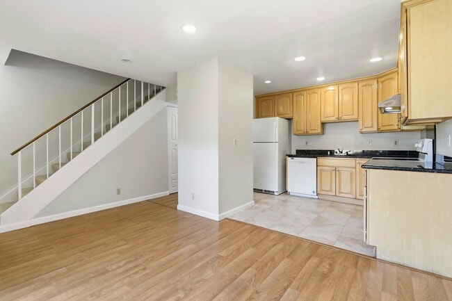 Building Photo - Sunset Park Townhouse Available for Rent!
