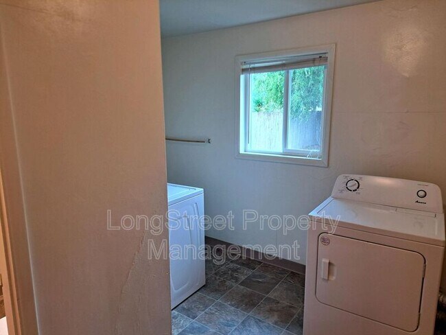 Building Photo - 1930 NW Kings Blvd