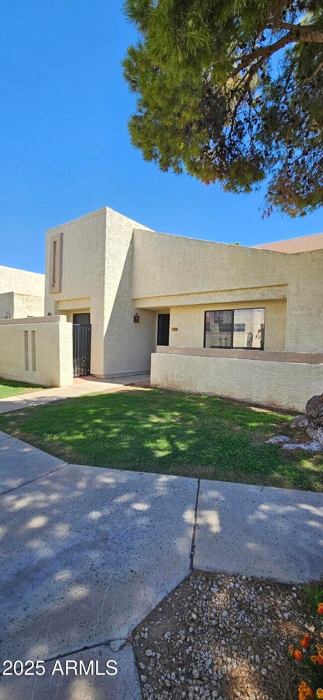 Primary Photo - 774 E Morningside Dr