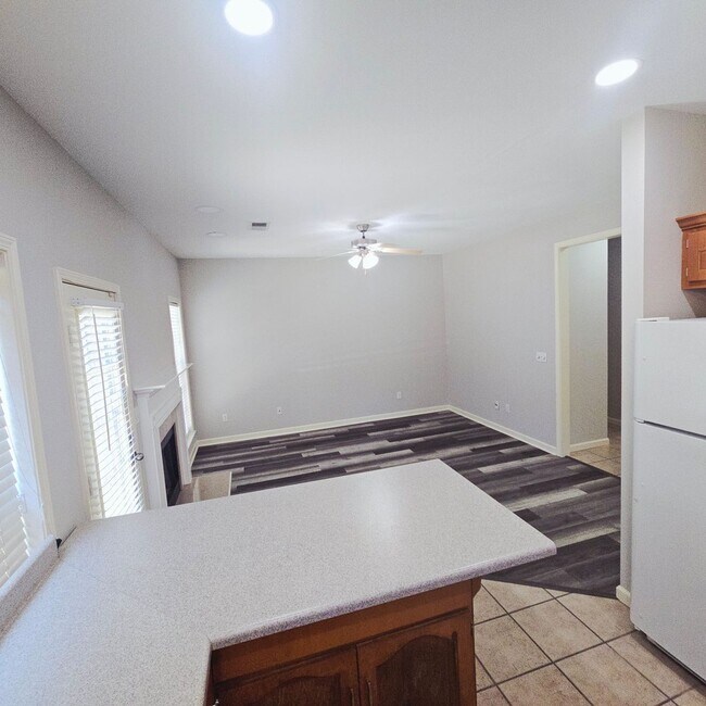 Building Photo - Spacious 3 BR / 2.5 BA in Birmingham!