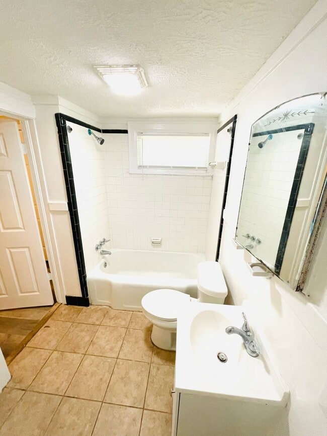 Building Photo - ** 3 Bed 2 Bath located in Capitol Heights...
