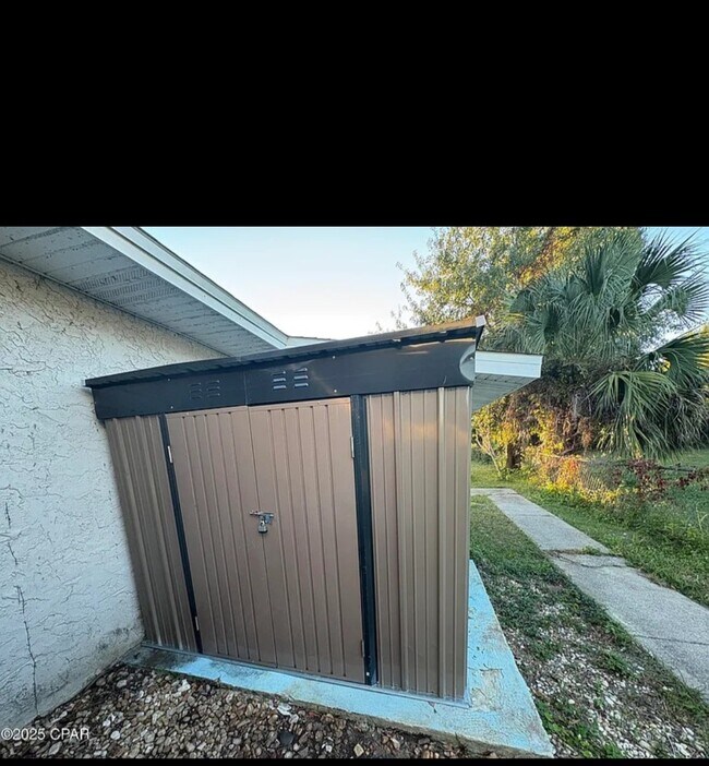 Building Photo - 1418 Iowa Ave