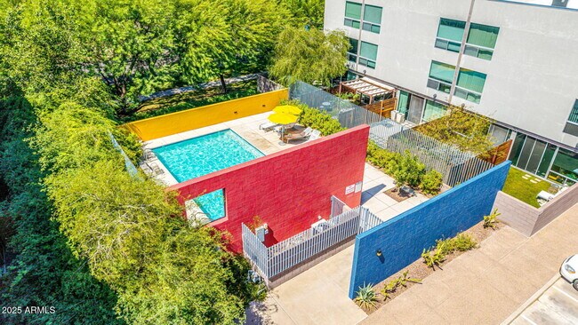 Building Photo - 727 E Portland St