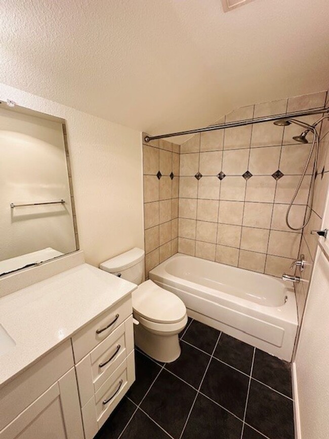 Building Photo - 2Bd/2Ba Bellevue Condo