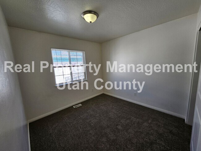 Building Photo - Orem Townhome