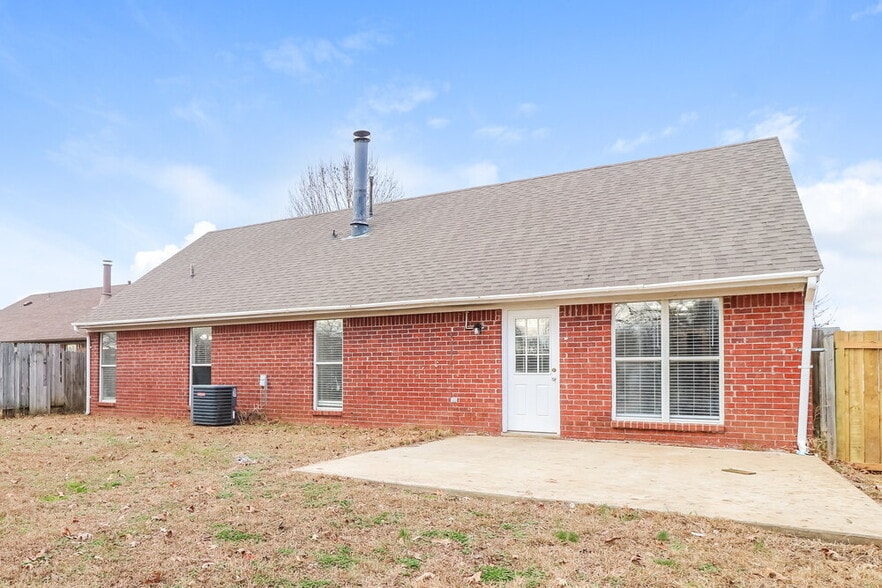 Building Photo - 10125 Oak Run Dr S