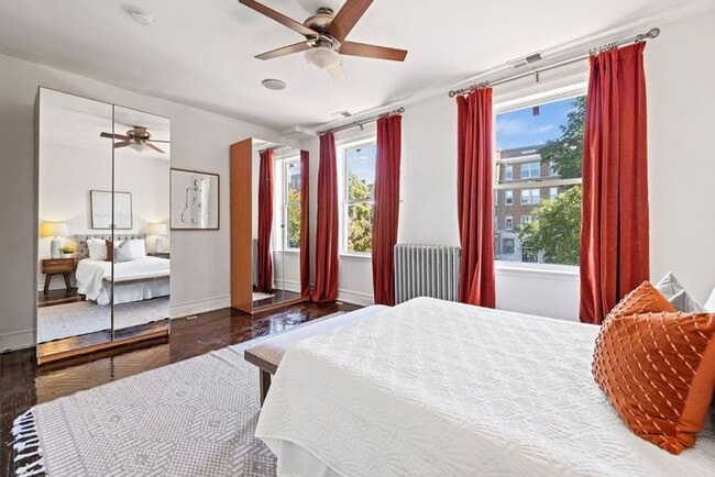 Building Photo - Gorgeous, Spacious 4BR with Updated Kitche...