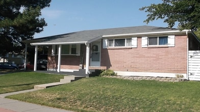 Building Photo - Charming Pet-Friendly Rental Available Now!