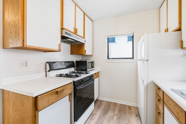 Building Photo - North Berkeley Condo – Steps from Campus w...