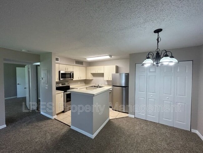 Building Photo - 380 Lakepointe Dr